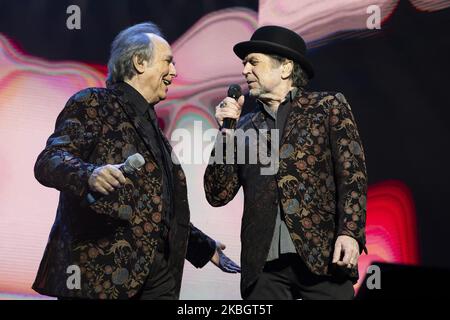 Die spanischen Sänger Joan Manuel Serrat und Joaquin Sabina treten am 11. Februar 2020 in Madrid, Spanien, auf der Bühne des Wizink Centre auf. (Foto von Oscar Gonzalez/NurPhoto) Stockfoto