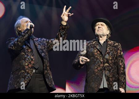 Die spanischen Sänger Joan Manuel Serrat und Joaquin Sabina treten am 11. Februar 2020 in Madrid, Spanien, auf der Bühne des Wizink Centre auf. (Foto von Oscar Gonzalez/NurPhoto) Stockfoto