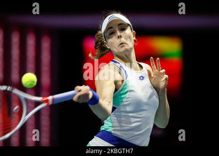 Alize Cornet aus Frankreich gibt den Ball an Jelena Ostapenko aus Lettland während ihres WTA St. Petersburg Ladies Trophy 2019 Tennisturnier Runde von 32 Spiel am 12. Februar 2020 in Sankt Petersburg, Russland zurück. (Foto von Mike Kireev/NurPhoto) Stockfoto