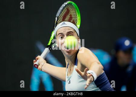 Jelena Ostapenko aus Lettland gibt den Ball an Alize Cornet aus Frankreich während ihrer WTA St. Petersburg Ladies Trophy 2019 Tennisturnier Runde von 32 Spiel am 12. Februar 2020 in Sankt Petersburg, Russland zurück. (Foto von Mike Kireev/NurPhoto) Stockfoto