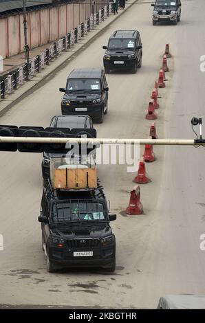 Ein Konvoi der Delegation der Europäischen Union, der am 12. Februar 2020 in Srinagar, Kaschmir, die Straße überquerte.Eine neue Gruppe von 25 ausländischen Diplomaten, darunter aus Deutschland, Kanada, Frankreich und Afghanistan besuchen Jammu und Kaschmir, um die Situation zu erleben.die Unsicherheit in Kaschmir hält an, nachdem Indien Artikel 370 seiner Verfassung widerrufen hat, der Kaschmir Autonomie gewährt hat. (Foto von Faisal Khan/NurPhoto) Stockfoto