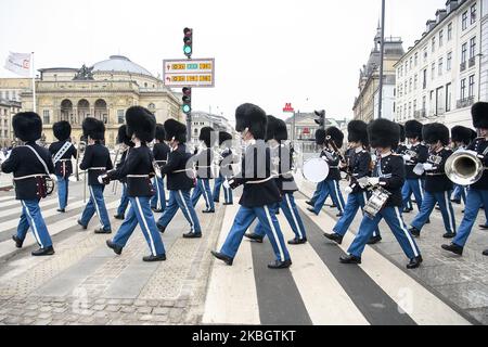 Das Royal Guard Orchestra, Den Kongelige Livgarde, marschiert während der Ehrenwache auf den Straßen von Kopenhagen, Dänemark. Februar 2020 (Foto von Maxym Marusenko/NurPhoto) Stockfoto