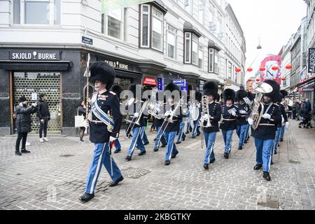 Das Royal Guard Orchestra, Den Kongelige Livgarde, marschiert während der Ehrenwache auf den Straßen von Kopenhagen, Dänemark. Februar 2020 (Foto von Maxym Marusenko/NurPhoto) Stockfoto