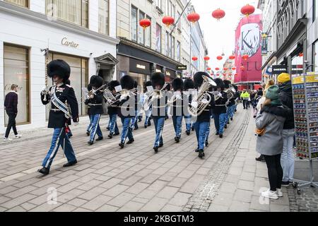 Das Royal Guard Orchestra, Den Kongelige Livgarde, marschiert während der Ehrenwache auf den Straßen von Kopenhagen, Dänemark. Februar 2020 (Foto von Maxym Marusenko/NurPhoto) Stockfoto