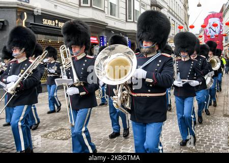 Das Royal Guard Orchestra, Den Kongelige Livgarde, marschiert während der Ehrenwache auf den Straßen von Kopenhagen, Dänemark. Februar 2020 (Foto von Maxym Marusenko/NurPhoto) Stockfoto