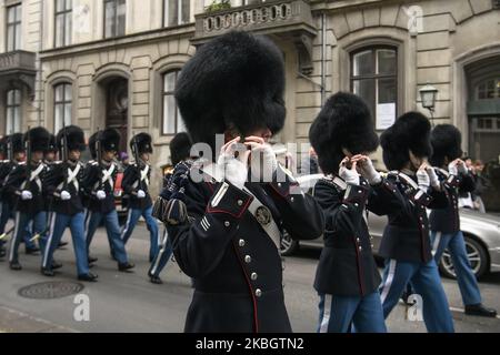 Das Royal Guard Orchestra, Den Kongelige Livgarde, marschiert während der Ehrenwache auf den Straßen von Kopenhagen, Dänemark. Februar 2020 (Foto von Maxym Marusenko/NurPhoto) Stockfoto