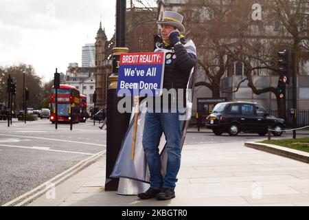 Der Anti-Brexit-Aktivist Steve Bray demonstriert am 12. Februar 2020 vor dem britischen Parlamentsgebäude in London. (Foto von David Cliff/NurPhoto) Stockfoto