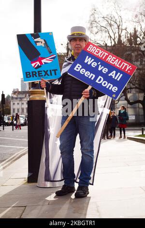 Der Anti-Brexit-Aktivist Steve Bray demonstriert am 12. Februar 2020 vor dem britischen Parlamentsgebäude in London. (Foto von David Cliff/NurPhoto) Stockfoto