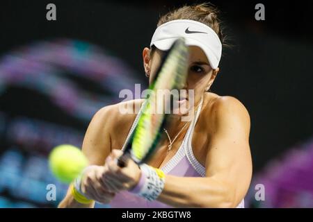 Belinda Bencic aus der Schweiz gibt den Ball an Svetlana Kuznetsova aus Russland während ihres WTA St. Petersburg Ladies Trophy 2019 Tennisturnier Runde von 16 Spiel am 12. Februar 2020 in Sankt Petersburg, Russland zurück. (Foto von Mike Kireev/NurPhoto) Stockfoto