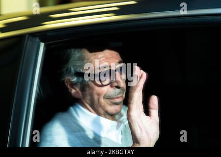 Der Bürgermeister von Levallois, Patrick Balkany, winkt aus dem Rücksitz eines Autos, als er am 12. Februar 2020 das Pariser Gefängnis Prison de la Sante verlässt, in dem er seit dem 2019. Oktober inhaftiert wurde, nachdem er wegen verstärkter Geldwäsche von Steuerbetrug und Korruption verurteilt worden war, Nachdem ein Berufungsgericht heute seine Freilassung aus medizinischen Gründen genehmigt hatte (Foto: Jerome Gilles/NurPhoto) Stockfoto