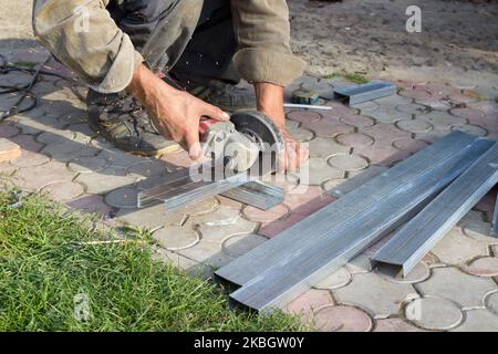 Schneiden Sie cornice Grinder Metall Quadrat für Trockenbau Stockfoto