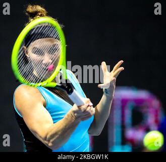 Belinda Bencic aus der Schweiz gibt den Ball an Svetlana Kuznetsova aus Russland während ihres WTA St. Petersburg Ladies Trophy 2019 Tennisturnier Runde von 16 Spiel am 12. Februar 2020 in Sankt Petersburg, Russland zurück. (Foto von Igor Russak/NurPhoto) Stockfoto