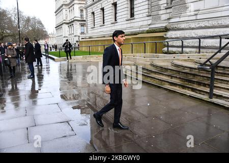 Der neu ernannte britische Schatzkanzler Rishi Sunak kommt nach der Regierungsumbildung von Boris Johnson am 13. Februar 2020 in London ins Finanzministerium. (Foto von Alberto Pezzali/NurPhoto) Stockfoto