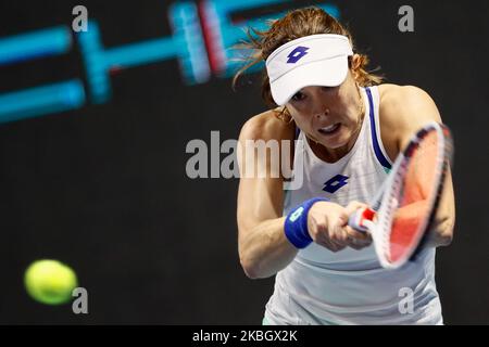 Alize Cornet aus Frankreich gibt den Ball an Maria Sakkari aus Griechenland zurück, während ihres WTA St. Petersburg Ladies Trophy 2019 Tennisturnier Round of 16 Match am 13. Februar 2020 in Sankt Petersburg, Russland. (Foto von Mike Kireev/NurPhoto) Stockfoto