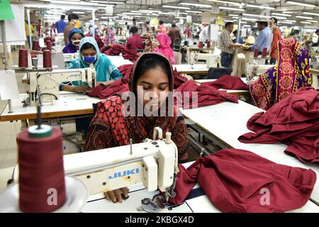 Arbeiter in Bangladesch arbeitet am 13. Februar 2020 in einer Bekleidungsfabrik in Savar, einem Vorort von Dhaka, Bangladesch. Der Bekleidungssektor hat Frauen aus den ländlichen Gebieten, die zuvor keine Möglichkeit hatten, Teil der formellen Belegschaft zu sein, Beschäftigungsmöglichkeiten eröffnet. Dies hat Frauen die Chance gegeben, finanziell unabhängig zu sein und eine Stimme in der Familie zu haben, weil sie jetzt finanziell beitragen. Allerdings sind weibliche Arbeitnehmer mit Problemen konfrontiert. Die meisten Frauen kommen aus Familien mit niedrigem Einkommen. Der niedrige Lohn von Arbeitnehmerinnen und ihre Einhaltung haben es der Branche ermöglicht, mit dem Weltmarkt zu konkurrieren. Th Stockfoto