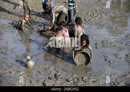 Eine Gruppe von Dorfkindern aus Bangladesch sucht am 13. Februar in einem Mud-Ufer eines Kanals in Savar am Stadtrand von Dhaka, Bangladesch, nach Fisch. 2020.die Fischereiindustrie ist eine wichtige Proteinquelle für Bangladeschis, da eine große und schnell wachsende Zahl von Menschen in Bangladesch auf die Fischerei auf Nahrung und Einkommen angewiesen ist. (Foto von Mamunur Rashid/NurPhoto) Stockfoto