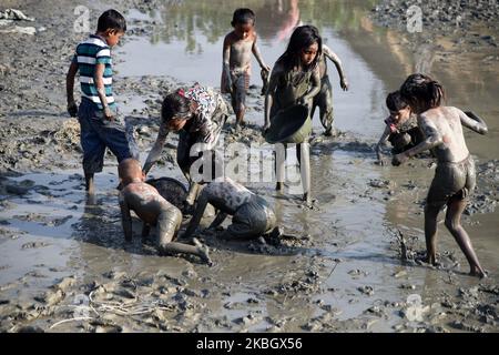 Eine Gruppe von Dorfkindern aus Bangladesch sucht am 13. Februar in einem Mud-Ufer eines Kanals in Savar am Stadtrand von Dhaka, Bangladesch, nach Fisch. 2020.die Fischereiindustrie ist eine wichtige Proteinquelle für Bangladeschis, da eine große und schnell wachsende Zahl von Menschen in Bangladesch auf die Fischerei auf Nahrung und Einkommen angewiesen ist. (Foto von Mamunur Rashid/NurPhoto) Stockfoto