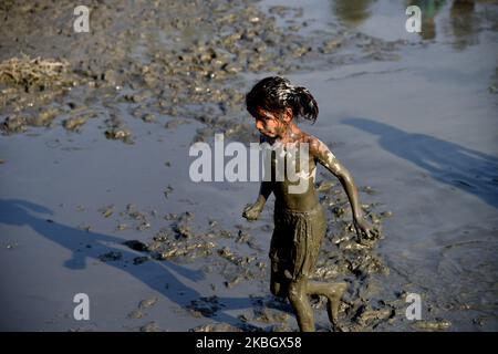 Eine Gruppe von Dorfkindern aus Bangladesch sucht am 13. Februar in einem Mud-Ufer eines Kanals in Savar am Stadtrand von Dhaka, Bangladesch, nach Fisch. 2020.die Fischereiindustrie ist eine wichtige Proteinquelle für Bangladeschis, da eine große und schnell wachsende Zahl von Menschen in Bangladesch auf die Fischerei auf Nahrung und Einkommen angewiesen ist. (Foto von Mamunur Rashid/NurPhoto) Stockfoto