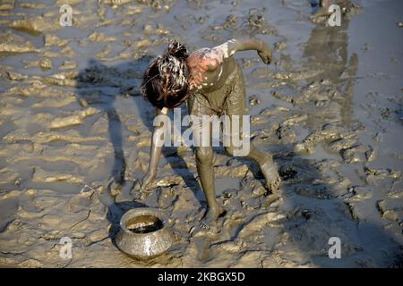 Eine Gruppe von Dorfkindern aus Bangladesch sucht am 13. Februar in einem Mud-Ufer eines Kanals in Savar am Stadtrand von Dhaka, Bangladesch, nach Fisch. 2020.die Fischereiindustrie ist eine wichtige Proteinquelle für Bangladeschis, da eine große und schnell wachsende Zahl von Menschen in Bangladesch auf die Fischerei auf Nahrung und Einkommen angewiesen ist. (Foto von Mamunur Rashid/NurPhoto) Stockfoto