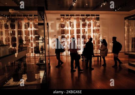 Die Besucher sehen die umstrittene Benin-Plaketten-Ausstellung (besser bekannt als die Benin-Bronzen) im British Museum in London, England, am 13. Februar 2020. Das Museum, eine der beliebtesten Touristenattraktionen Londons, ist selten weit von Kontroversen entfernt, von seiner langjährigen Weigerung, den griechischen Wünschen nach Rückführung der Parthenon-Skulpturen (auch bekannt als Parthenon- oder Elgin-Murmeln) nachzukommen, bis hin zu anderen Debatten über die Rückgabe von Artefakten, einschließlich des Rosetta-Steins (aus Ägypten) Und Benin-Bronzen (aus dem heutigen Nigeria), auf den jüngsten Druck von Klimaaktivisten über Th Stockfoto