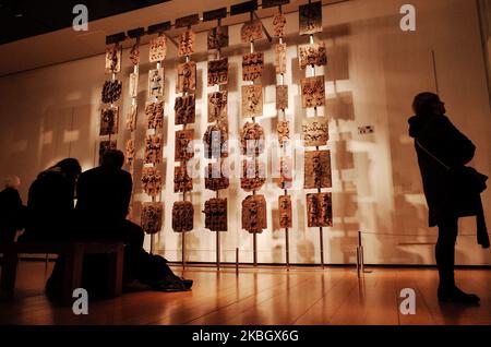 Die Besucher sehen die umstrittene Benin-Plaketten-Ausstellung (besser bekannt als die Benin-Bronzen) im British Museum in London, England, am 13. Februar 2020. Das Museum, eine der beliebtesten Touristenattraktionen Londons, ist selten weit von Kontroversen entfernt, von seiner langjährigen Weigerung, den griechischen Wünschen nach Rückführung der Parthenon-Skulpturen (auch bekannt als Parthenon- oder Elgin-Murmeln) nachzukommen, bis hin zu anderen Debatten über die Rückgabe von Artefakten, einschließlich des Rosetta-Steins (aus Ägypten) Und Benin-Bronzen (aus dem heutigen Nigeria), auf den jüngsten Druck von Klimaaktivisten über Th Stockfoto