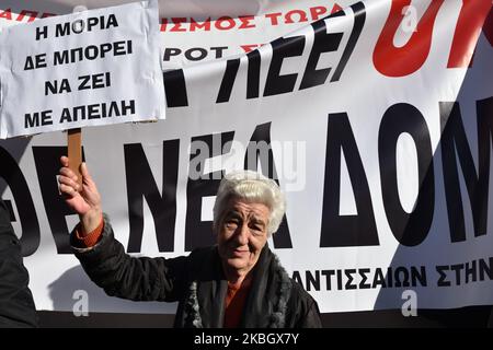 Eine Frau hält ein Plakat mit der Aufschrift „'Moria can't live under Threat''“, als Inselbewohner am 13. Februar 2020 im Zentrum von Athen, Griechenland, gegen einen kürzlich erlassenen Gesetzesakt protestieren, der es der Regierung ermöglicht, mit der Requisition von Grundstücken und Land fortzufahren, um neue geschlossene Migrantenlager zu errichten. (Foto von Nicolas Koutsokostas/NurPhoto) Stockfoto