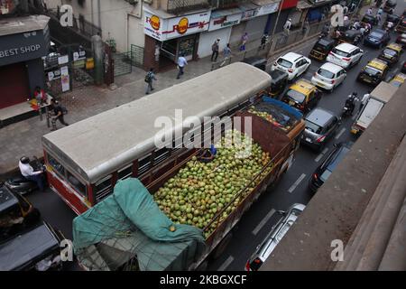 Ein mit Kokosnüssen beladener Lieferwagen ist am 13. Februar 2020 in Mumbai, Indien, in einem Stau stecken geblieben. (Foto von Himanshu Bhatt/NurPhoto) Stockfoto