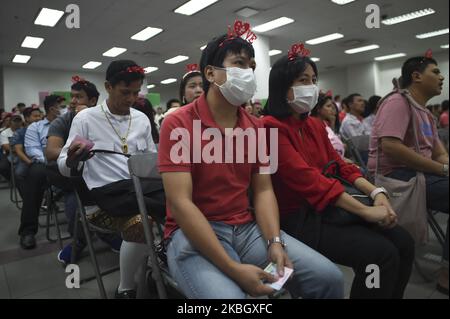 Thailändische Paare nehmen an einer Zeremonie zur Genehmigung einer Gruppenehe Teil, die am 14. Februar 2020 in einem Bezirksbüro in Bangkok, Thailand, zum Valentinstag abgehalten wird. (Foto von Anusak Laowias/NurPhoto) Stockfoto