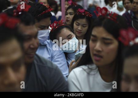 Thailändische Paare nehmen an einer Zeremonie zur Genehmigung einer Gruppenehe Teil, die am 14. Februar 2020 in einem Bezirksbüro in Bangkok, Thailand, zum Valentinstag abgehalten wird. (Foto von Anusak Laowias/NurPhoto) Stockfoto