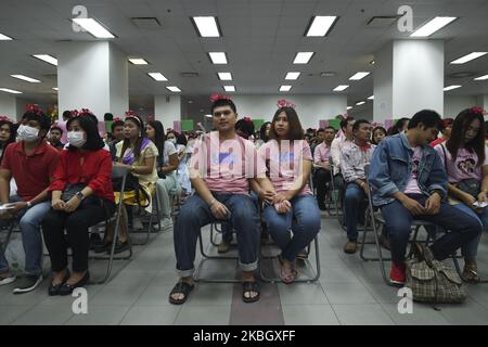 Thailändische Paare nehmen an einer Zeremonie zur Genehmigung einer Gruppenehe Teil, die am 14. Februar 2020 in einem Bezirksbüro in Bangkok, Thailand, zum Valentinstag abgehalten wird. (Foto von Anusak Laowias/NurPhoto) Stockfoto