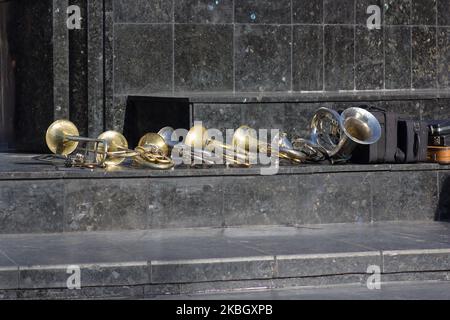 Auf der Straße stehen Instrumente des Orchesters für das Konzert Stockfoto