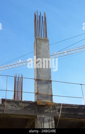 Bau eines Einkaufszentrums in der Stadt, um Betonsäulen zu gießen Stockfoto