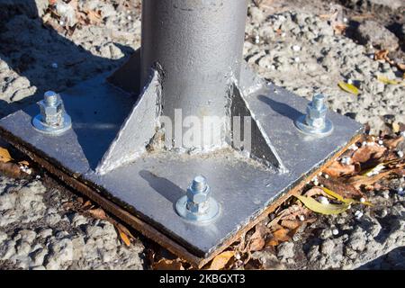 Eine Nahaufnahme des Propellerlagers mit Schrauben ist am Beton befestigt Stockfoto