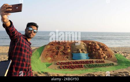 Eine Sandskulptur ist am östlichen Küstenstrand der Bucht von Bengalen zu sehen, wie sie von dem indischen Sandkünstler Manas Sahoo für Besucher geschaffen wurde, die auf das chinesische Coronavirus in Puri aufmerksam werden, 65 km von der ostindischen Hauptstadt Bhubaneswar des Staates Odisha entfernt. (Foto von STR/NurPhoto) Stockfoto