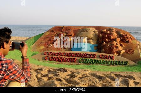 Eine Sandskulptur ist am östlichen Küstenstrand der Bucht von Bengalen zu sehen, wie sie von dem indischen Sandkünstler Manas Sahoo für Besucher geschaffen wurde, die auf das chinesische Coronavirus in Puri aufmerksam werden, 65 km von der ostindischen Hauptstadt Bhubaneswar des Staates Odisha entfernt. (Foto von STR/NurPhoto) Stockfoto