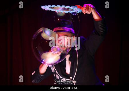 SpanishÂ Guinness-Weltrekord holderÂ Javier UrbinaÂ zeigt seine Fähigkeiten withÂ Seifenblasen und smokeÂ während seiner Show „Load of the Bubbles“ beim theÂ Bread and Circus World Buskers Festival in Christchurch, Neuseeland, am 14. Februar 2020. Auf dem größten jährlichen Kunstfestival gibt es bis zum 16. Februar insgesamt 42 aÂ mit 60 theatralischen, komödiatischen und akrobatischen Superstars aus aller Welt.thisÂ Â seit 1993, Einige von ihnen haben sich zusammengetroffen und ihre eigenen ungewöhnlichen und unterhaltsamen Fähigkeiten auf diesem Festival in Christchurch, Neuseeland, unter Beweis gestellt.Â (Foto: Sanka Vidanagama/Nu Stockfoto