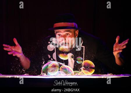 SpanishÂ Guinness-Weltrekord holderÂ Javier UrbinaÂ zeigt seine Fähigkeiten withÂ Seifenblasen und smokeÂ während seiner Show „Load of the Bubbles“ beim theÂ Bread and Circus World Buskers Festival in Christchurch, Neuseeland, am 14. Februar 2020. Auf dem größten jährlichen Kunstfestival gibt es bis zum 16. Februar insgesamt 42 aÂ mit 60 theatralischen, komödiatischen und akrobatischen Superstars aus aller Welt.thisÂ Â seit 1993, Einige von ihnen haben sich zusammengetroffen und ihre eigenen ungewöhnlichen und unterhaltsamen Fähigkeiten auf diesem Festival in Christchurch, Neuseeland, unter Beweis gestellt.Â (Foto: Sanka Vidanagama/Nu Stockfoto