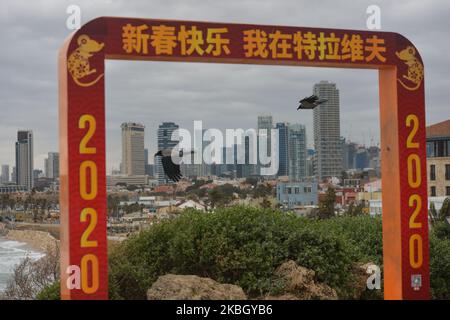 Eine chinesische Neujahrsdekoration mit einer Gesamtansicht des Tel Aviv Zentrums von Jaffa aus gesehen. Am Montag, den 10. Februar 2020, in Tel Aviv, Israel. (Foto von Artur Widak/NurPhoto) Stockfoto