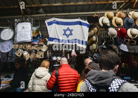 Eine israelische Flagge, die auf dem Carmel Markt im Zentrum von Tel Aviv gesehen wurde. Am Montag, den 10. Februar 2020, in Tel Aviv, Israel. (Foto von Artur Widak/NurPhoto) Stockfoto