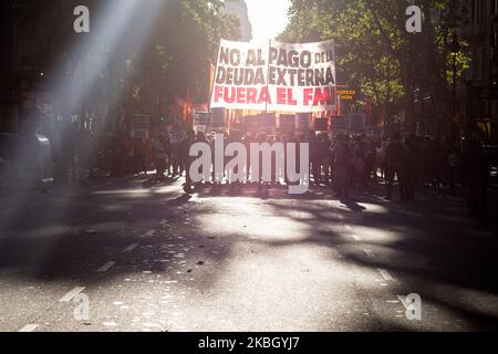 Linke Gruppen mobilisierten massiv und soziale Organisationen marschierten am 12. Februar 2020 durch Buenos Aires, Argentinien, um gegen den Besuch einer Mission des Internationalen Währungsfonds (IWF) zu protestieren, die sich im Land befindet, um die Bedingungen für die Neuverhandlung der von Argentinien vertraglich vereinbarten Schulden zu erklären. (Foto von Federico Rotter/NurPhoto) Stockfoto