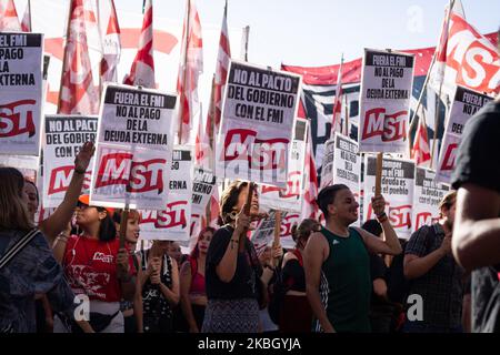 Linke Gruppen mobilisierten massiv und soziale Organisationen marschierten am 12. Februar 2020 durch Buenos Aires, Argentinien, um gegen den Besuch einer Mission des Internationalen Währungsfonds (IWF) zu protestieren, die sich im Land befindet, um die Bedingungen für die Neuverhandlung der von Argentinien vertraglich vereinbarten Schulden zu erklären. (Foto von Federico Rotter/NurPhoto) Stockfoto