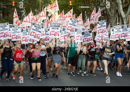 Linke Gruppen mobilisierten massiv und soziale Organisationen marschierten am 12. Februar 2020 durch Buenos Aires, Argentinien, um gegen den Besuch einer Mission des Internationalen Währungsfonds (IWF) zu protestieren, die sich im Land befindet, um die Bedingungen für die Neuverhandlung der von Argentinien vertraglich vereinbarten Schulden zu erklären. (Foto von Federico Rotter/NurPhoto) Stockfoto