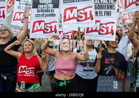 Linke Gruppen mobilisierten massiv und soziale Organisationen marschierten am 12. Februar 2020 durch Buenos Aires, Argentinien, um gegen den Besuch einer Mission des Internationalen Währungsfonds (IWF) zu protestieren, die sich im Land befindet, um die Bedingungen für die Neuverhandlung der von Argentinien vertraglich vereinbarten Schulden zu erklären. (Foto von Federico Rotter/NurPhoto) Stockfoto