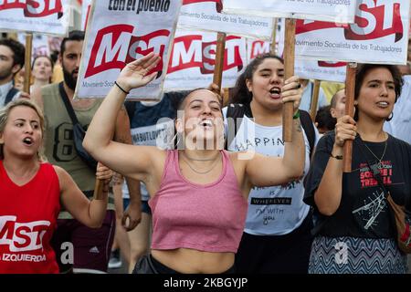 Linke Gruppen mobilisierten massiv und soziale Organisationen marschierten am 12. Februar 2020 durch Buenos Aires, Argentinien, um gegen den Besuch einer Mission des Internationalen Währungsfonds (IWF) zu protestieren, die sich im Land befindet, um die Bedingungen für die Neuverhandlung der von Argentinien vertraglich vereinbarten Schulden zu erklären. (Foto von Federico Rotter/NurPhoto) Stockfoto