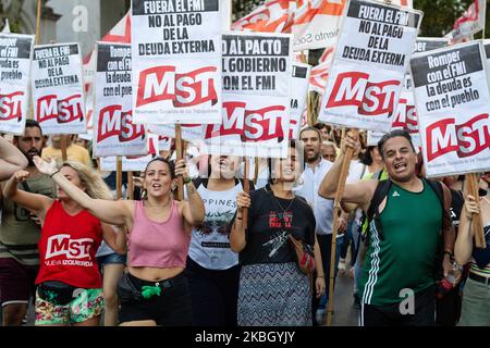 Linke Gruppen mobilisierten massiv und soziale Organisationen marschierten am 12. Februar 2020 durch Buenos Aires, Argentinien, um gegen den Besuch einer Mission des Internationalen Währungsfonds (IWF) zu protestieren, die sich im Land befindet, um die Bedingungen für die Neuverhandlung der von Argentinien vertraglich vereinbarten Schulden zu erklären. (Foto von Federico Rotter/NurPhoto) Stockfoto