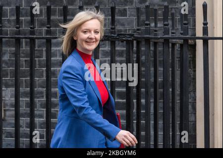 Die Ministerin für Frauen und Qualitäten Liz Truss, Staatssekretärin für internationalen Handel und Präsidentin des Handelsausschusses, kommt in der Downing Street im Zentrum von London an, um nach einem Umbesetzungen am 14. Februar 2020 in London, England, an einer ersten Kabinettssitzung teilzunehmen. Gestern führte Premierminister Boris Johnson nach dem Austritt Großbritanniens aus der EU eine Neuordnung seiner Regierung durch. (Foto von Wiktor Szymanowicz/NurPhoto) Stockfoto