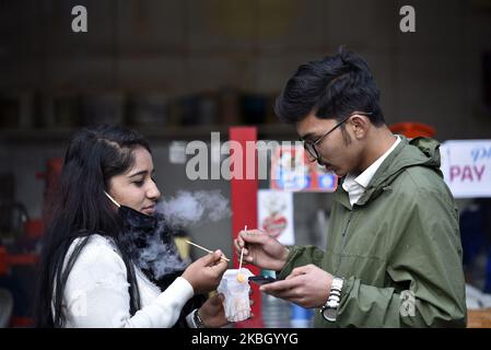 Ein Paar, das am Freitag, den 14. Februar 2020, während der Feier des Valentinstag in der Civil Mall, Kathmandu, Nepal, Flüssigstickstoff-Käsebälle isst. Blumenläden im Kathmandu Valley haben Tausende von Rosenstöcken für den Valentinstag vorbereitet. Nepal importierte 130.000 rote Rosen, ein Symbol der Liebe im Wert von Rs10 Millionen aus Indien, um den Valentinstag zu feiern. (Foto von Narayan Maharjan/NurPhoto) Stockfoto