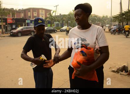 Ein Beamter des nigeranischen Sicherheits- und Zivilschutzkorps spieß eine Frau mit Handdesinfektionsmittel vor das Gbagada General Hospital, nachdem in Lagos am 14. Februar 2020 in Nigeria die Zahl der Todesopfer durch Lassa-Fieber auf 70 anbrach. (Foto von Olukayode Jaiyeola/NurPhoto) Stockfoto