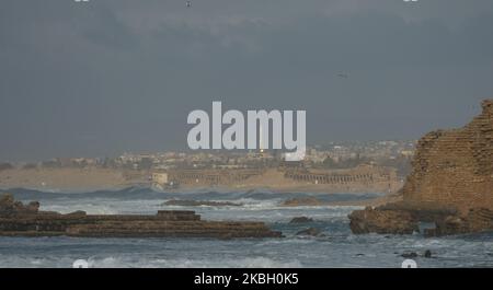 Ruinen von Caesarea Maritima mit dem Hadrianwasserleitung im Hintergrund. Am Sonntag, den 9. Februar 2020, in Tel Aviv, Israel. (Foto von Artur Widak/NurPhoto) Stockfoto