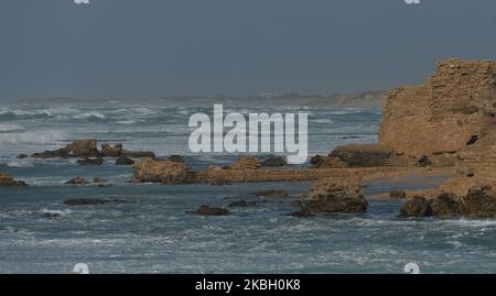 Ruinen von Caesarea Maritima mit dem Hadrianwasserleitung im Hintergrund. Am Sonntag, den 9. Februar 2020, in Tel Aviv, Israel. (Foto von Artur Widak/NurPhoto) Stockfoto